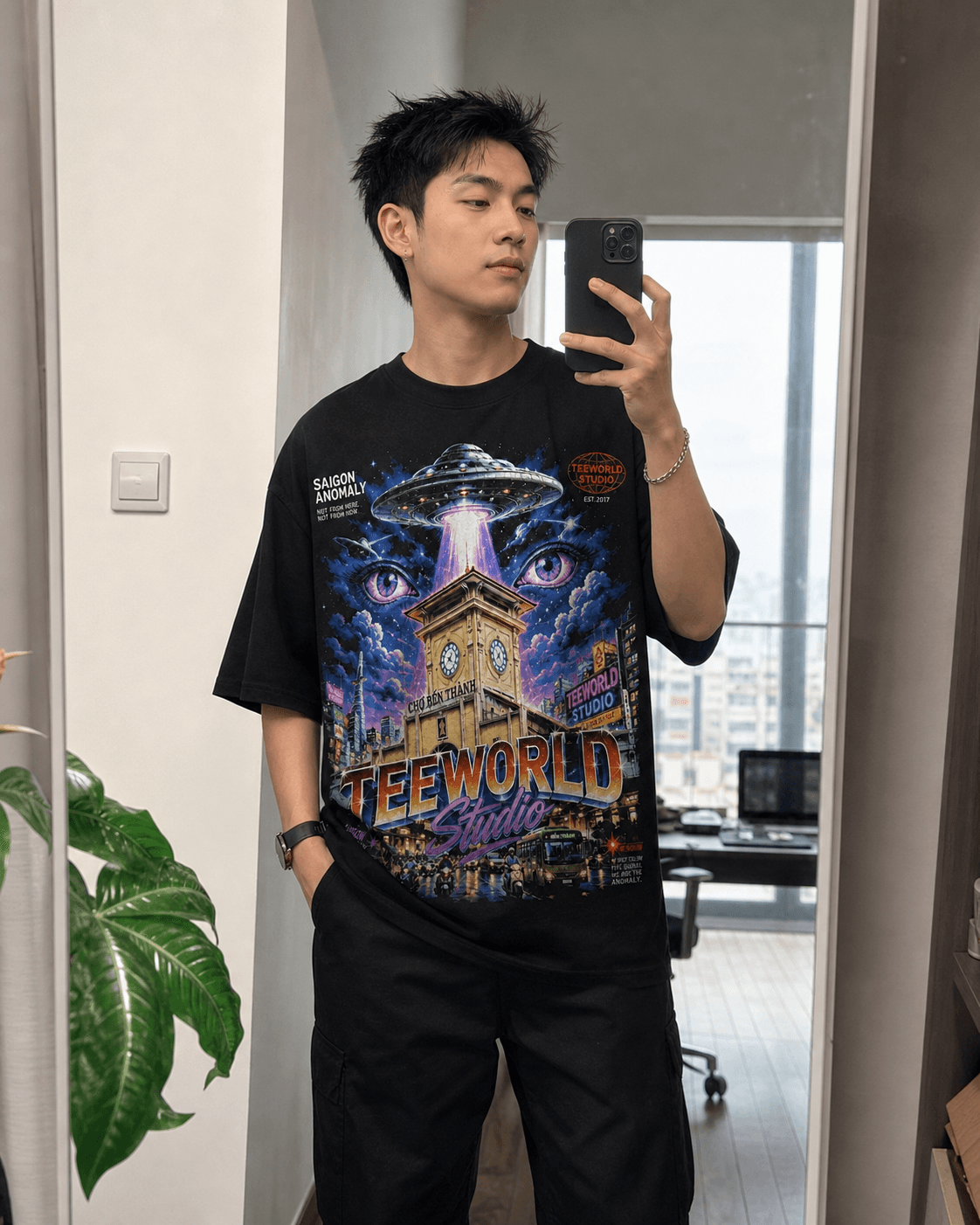 Mirror check trước khi xuống phố với sản phẩm Teeworld Saigon Anomaly Tee · Đen