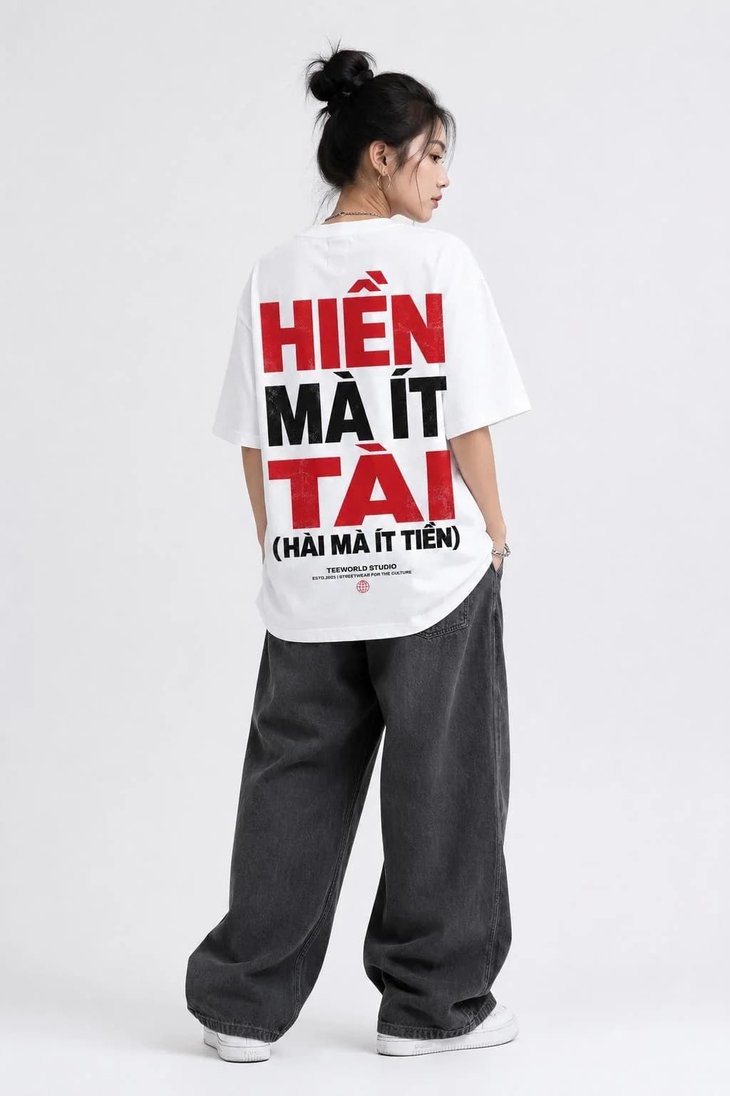 Người mẫu mặc Hiền Mà Ít Tài Tee