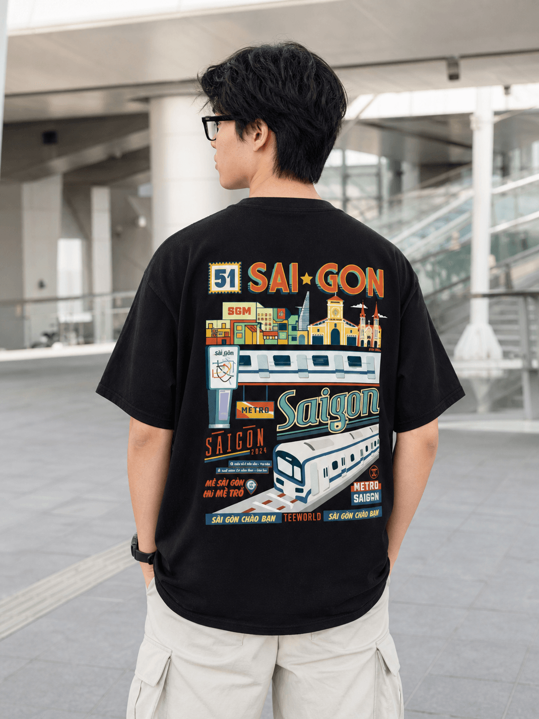 Người mẫu mặc Sài Gòn Metro Tee