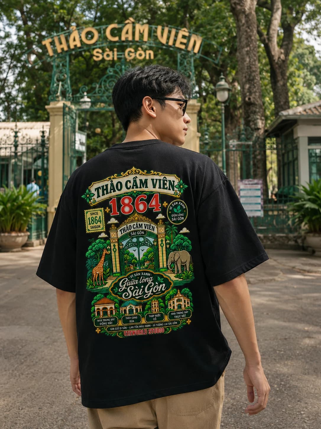Người mẫu mặc Thảo Cầm Viên 1864 Tee