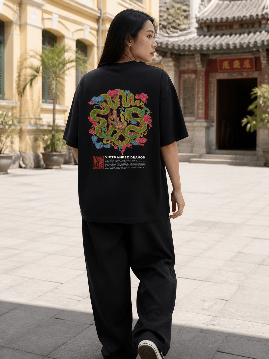 Người mẫu mặc Vietnamese Dragon Tee