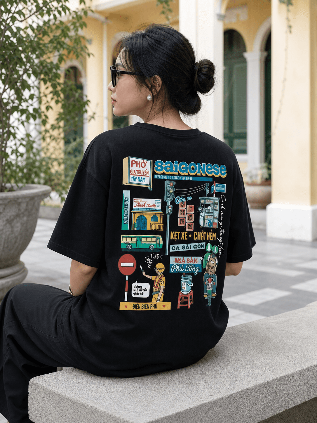 Người mẫu mặc Saigonese Street Tee